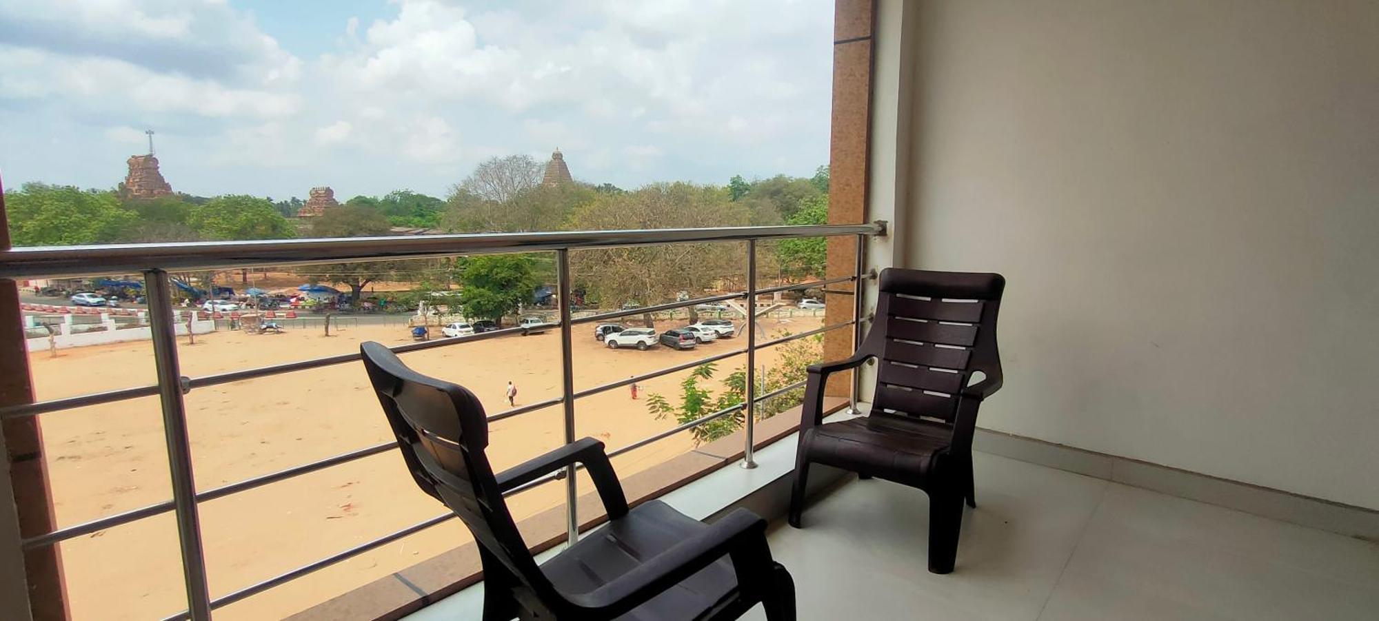 Srirathna Temple View Inn Thanjavur Ngoại thất bức ảnh